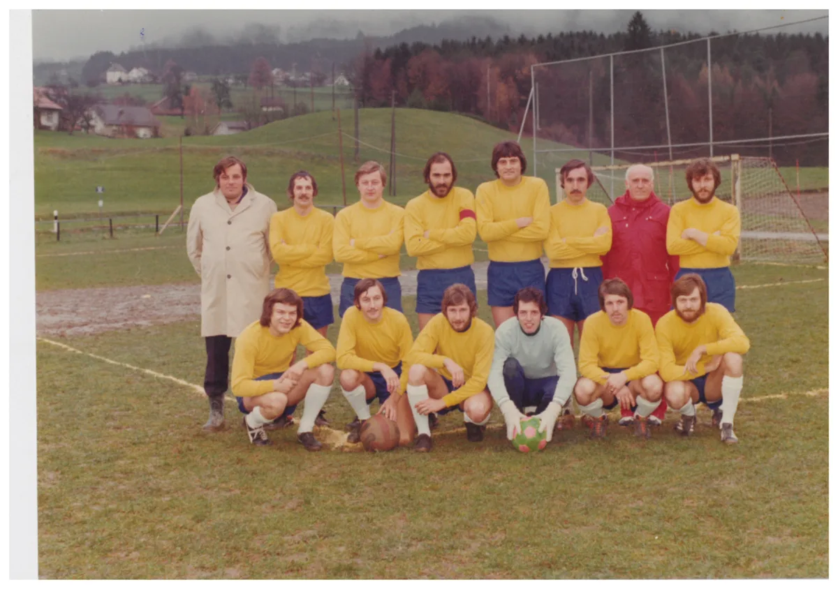 Archivaufnahmen einer Mannschaft des FC Hinwil (undatiert).